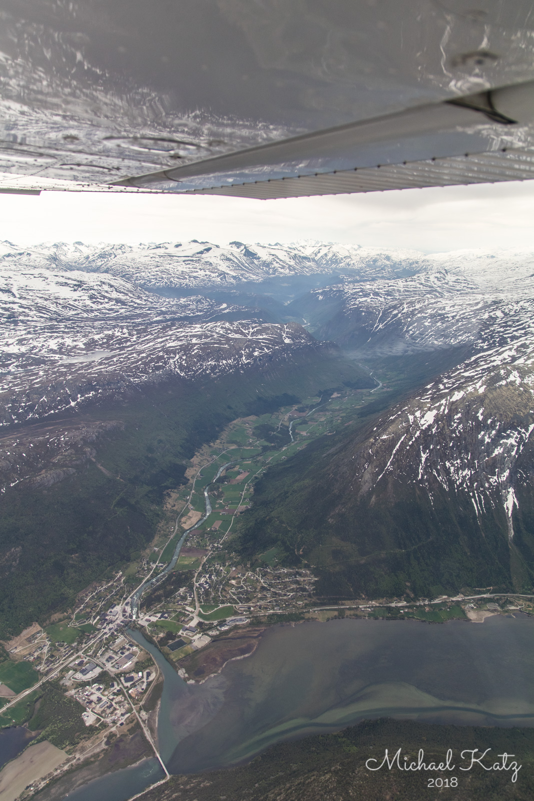Vi snur tilbake pga. for sterk vind over fjellene! Her flyr vi over Lom og ser innover Ottadalen langs riksvei 15 mot Geiranger.