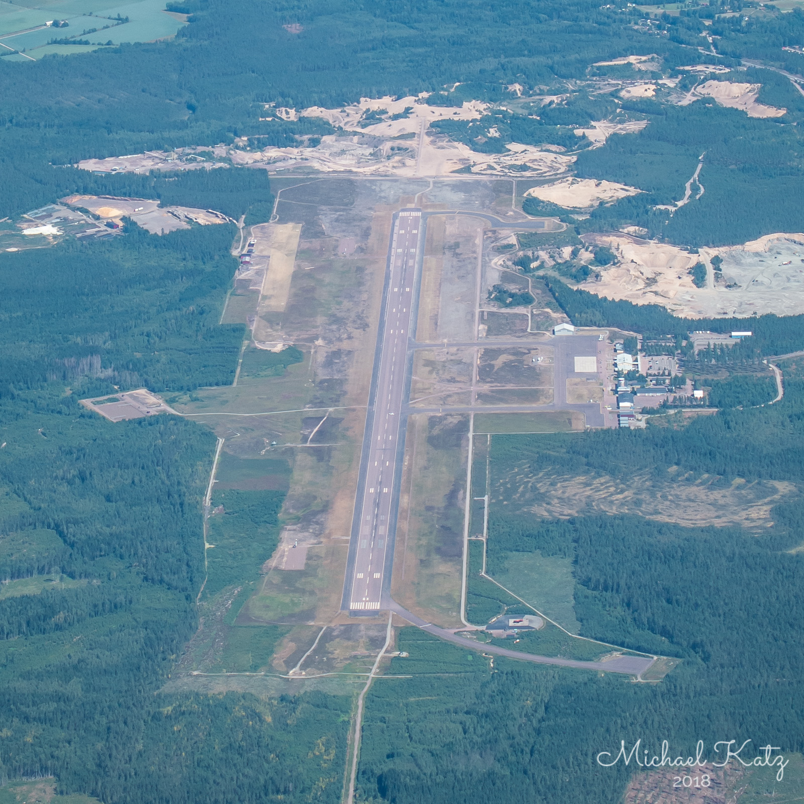 Passering over Karlstad Flygplats på vei til Linköping. Det er et lite fly på vei inn på banen.