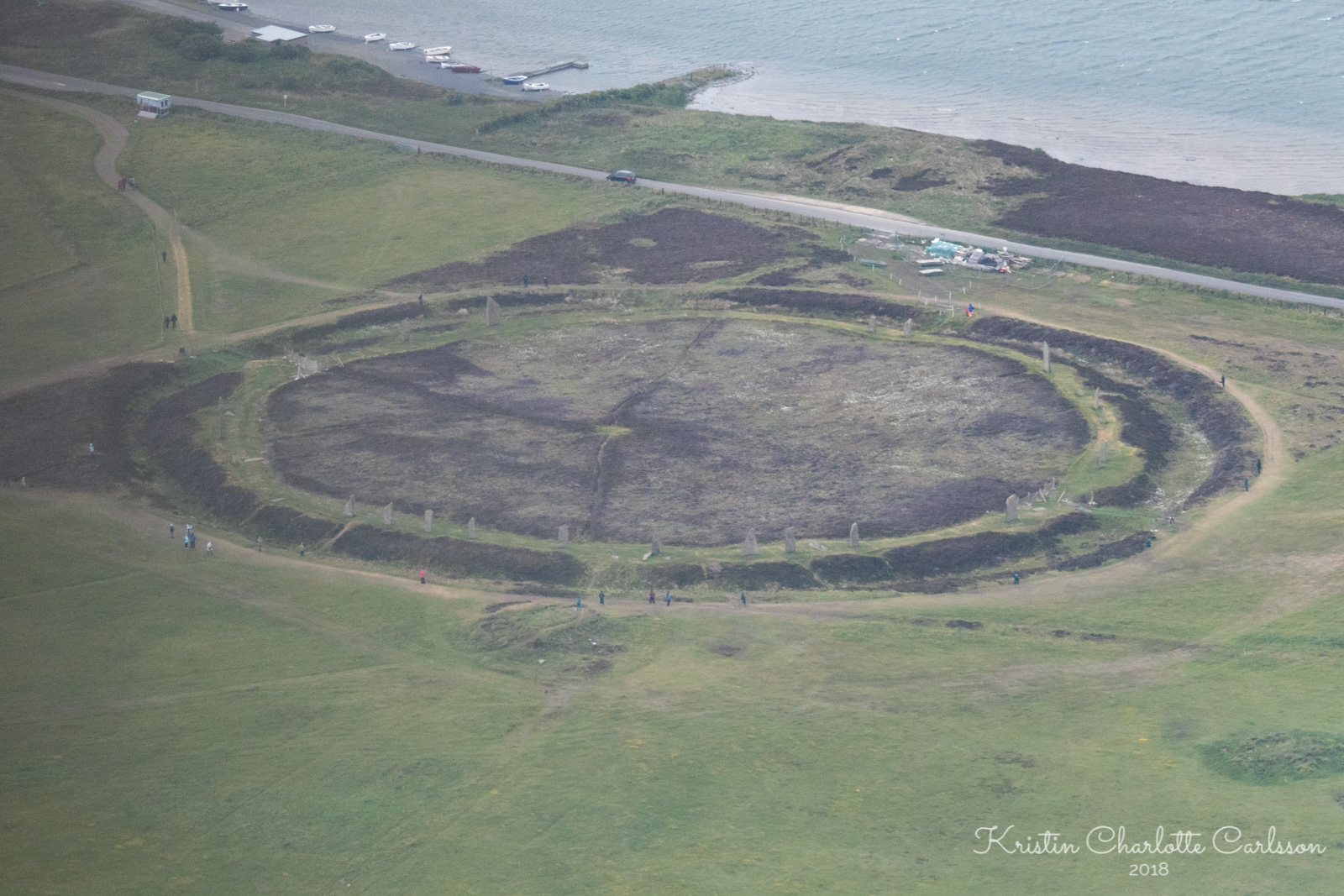 Her passerer vi Ring of Brodgar på Orknøyene.