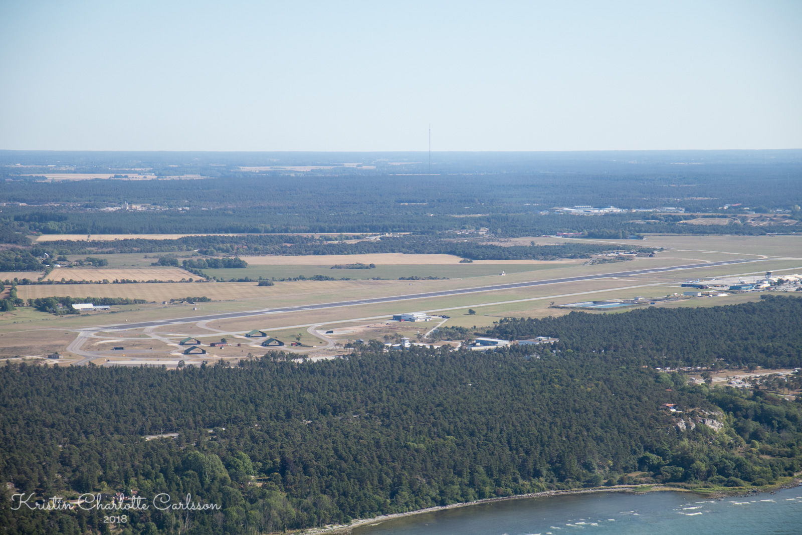 Klarert for landing på bane 21 på Visby Flygplats på Gotland.