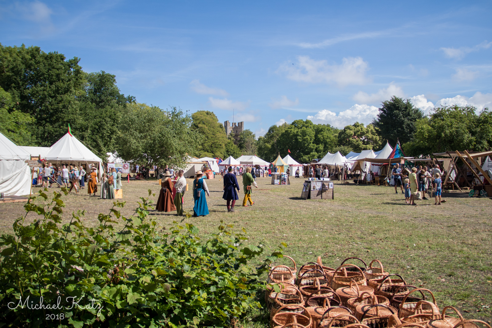 Middelalderfestivalen i Visby. Folk i tidsriktige klær vandret rundt hele Visby.