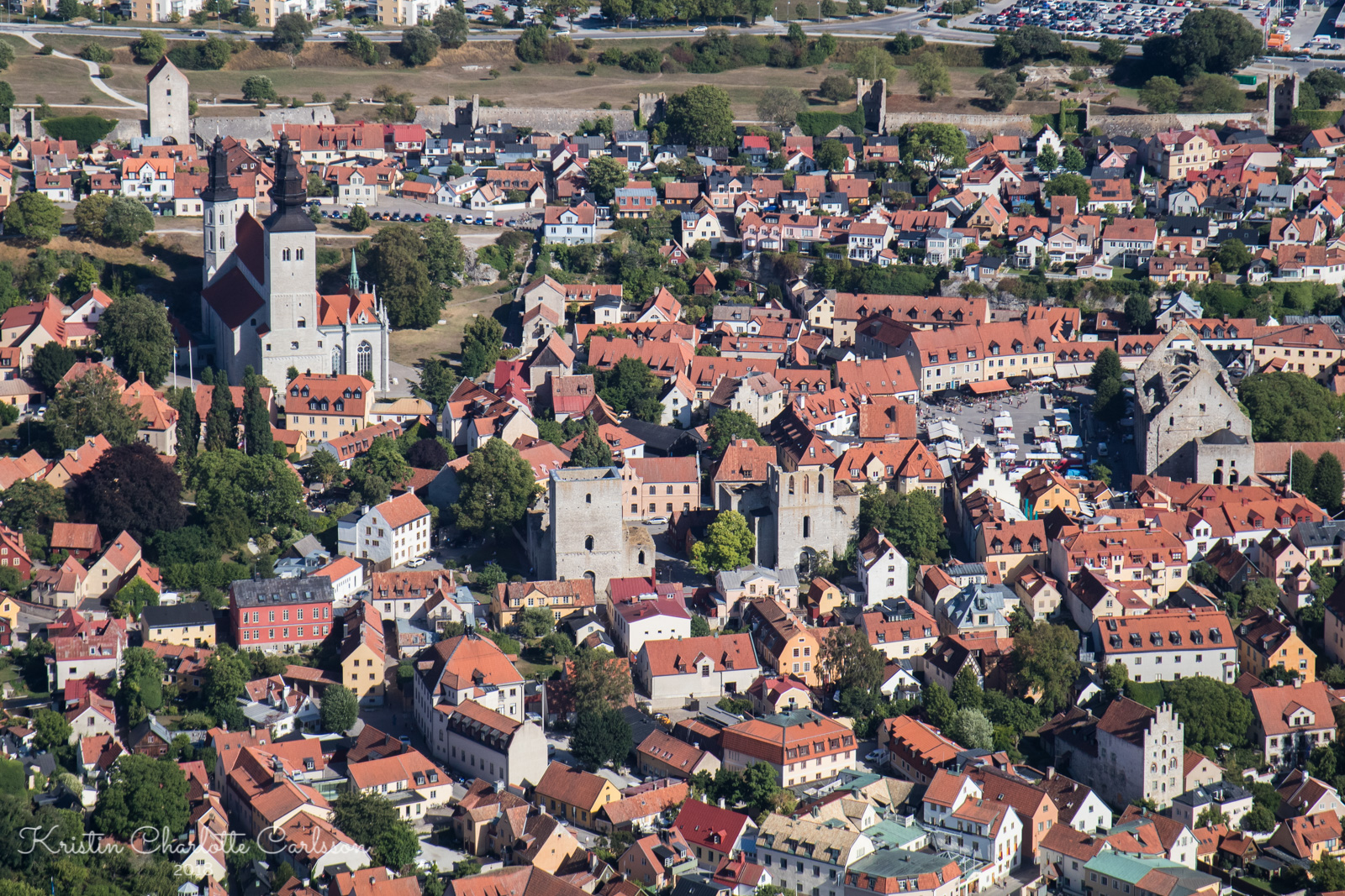 Hjertet av Visby innenfor ringmuren i bakgrunnen.