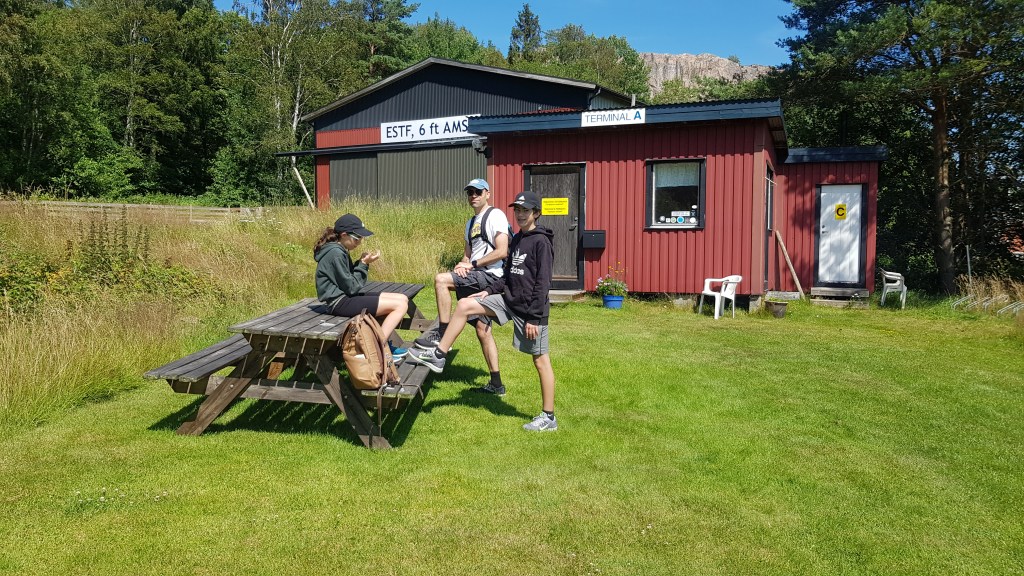 Passasjerene utenfor Terminal A på utkikk etter taxi. © 2019 Michael Katz