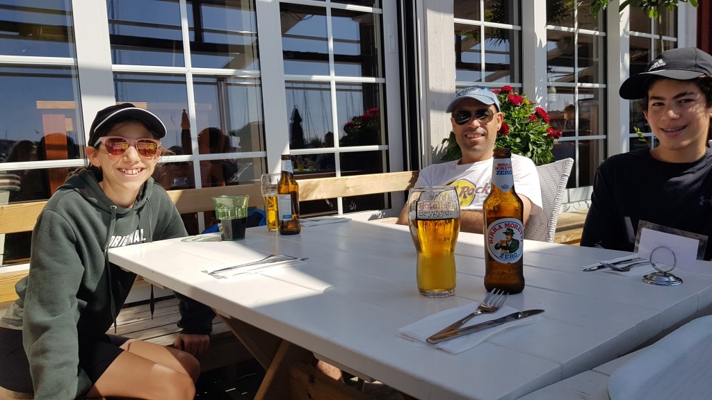 En kald pils til passasjeren og en kald alkoholfri pils til piloten. © 2019 Michael Katz