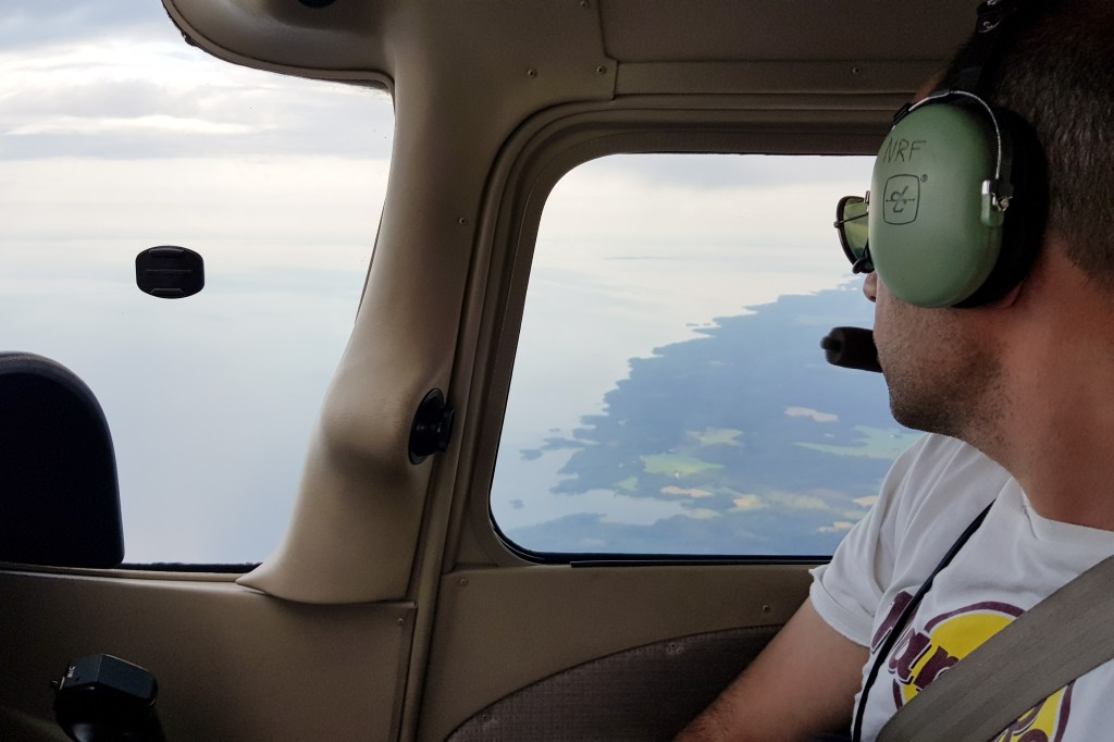 Shaul ser ut over Vänern fra 10 000 fot. © 2019 Michael Katz