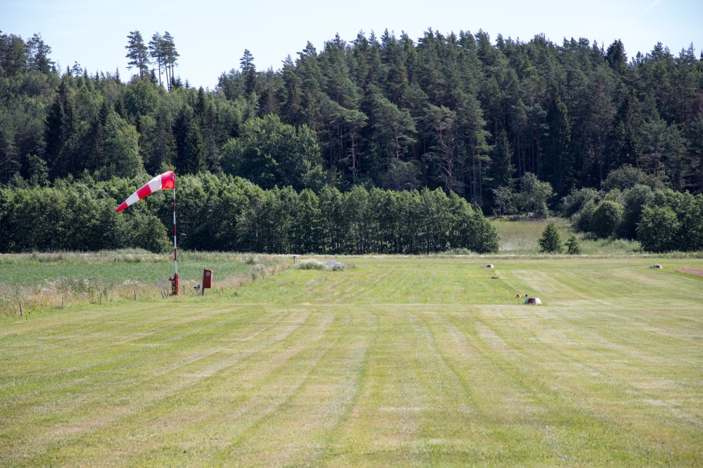 Den eneste taksebanen på Fjällbacka Flygfält. © 2019 Michael Katz