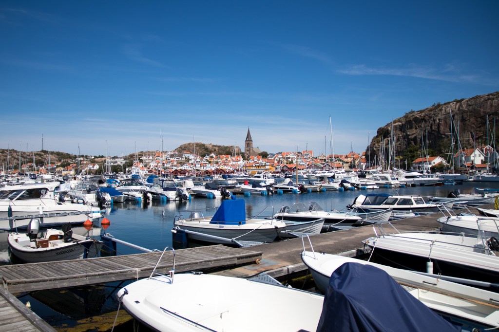 Sentrum av Fjällbacka sett fra brygga. Vetteberget til høyre. © 2019 Michael Katz