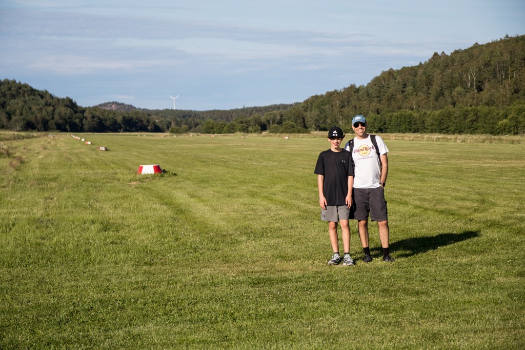 Ariel og Shaul på rullebanen med utsikt mot bane 24. © 2019 Michael Katz